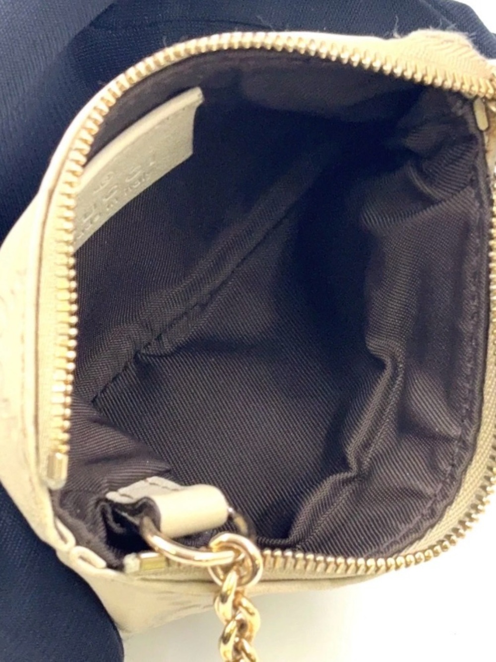 PRE LOVED Light Gray Gucci Guccissima Coin Purse with key ring hook - Picture 9 of 14